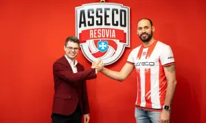 Mauricio Borges w koszulce Asseco Resovii ściska dłoń z mężczyzną w garniturze.