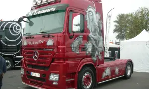 Camion rouge customisé avec une pin-up, un style tuning déf.