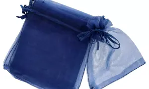 Granatowe woreczki z organzy, idealne na drobne upominki lub biżuterię.