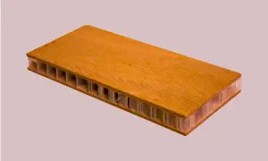 Pannello in legno tamburato con struttura a nido d'ape, leggero e resistente. Il suo significato è innovazione e design.