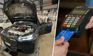 Elbil på verkstad med öppen motorhuv, redo för service. Betalning sker med kort.
