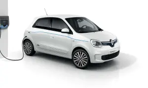Biały Renault Twingo Electric podłączony do ładowarki. Stylowy miejski samochód elektryczny gotowy do drogi.