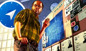 Trevor plant seine nächste Aktion, vielleicht mit Blick auf die GTA 5 Aktien. Ein Bauplan und Fotos von Verdächtigen hängen an der Wand.