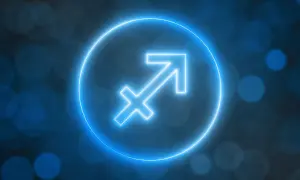 Neonowy symbol Strzelca, kiedyś celny strzał, teraz świeci w ciemności.