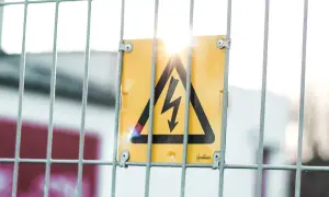 Porażenie prądem: Jak ratować życie? Kluczowe kroki pierwszej pomocy
