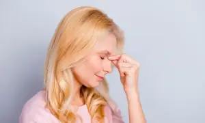 Blondynka zamyślona, masuje skronie. Może właśnie usłyszała kolejny suchar o blondynce i próbuje go zrozumieć.