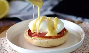 En perfekt ägg Benedict med krämig hollandaisesås. Ett enkelt hollandaise recept för en lyxig frukost.