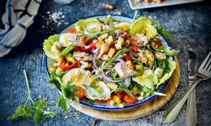 Ein bunter, klassischer Thunfischsalat mit knackigem Salat, Ei, Paprika, Mais, Zwiebeln und Croutons.