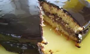 Torta Margherita con glassa al cioccolato lucida e ripieno goloso.