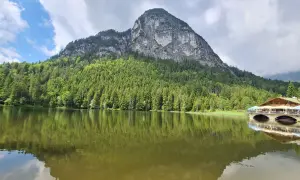 Ein idyllischer See mit Bergkulisse und einem Gasthaus – ein echter **Geheimtipp Garmisch-Partenkirchen** für Naturliebhaber.