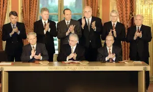 Ledare applåderar vid fredskonferensen för det forna Jugoslavien i Paris, ett steg mot att avsluta kriget.