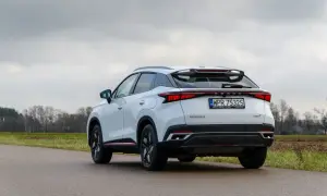 Biały, nowoczesny SUV OMODA S z charakterystycznym pasem świateł z tyłu. To jeden z nowych chińskich samochodów, który zyskuje popularność.