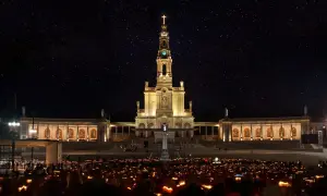 Nocna procesja z lampionami przed Sanktuarium w Fatimie. Tysiące wiernych szuka tu odpowiedzi, jak odpokutować za grzechy na ziemi.