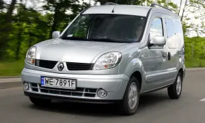 Srebrny Renault Kangoo 1.5 dCi jedzie po drodze wśród zieleni.