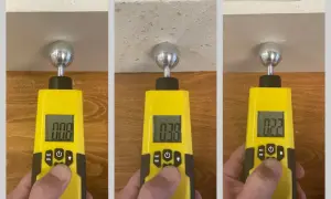 Messung der Feuchtigkeit in einer Wand mit einem digitalen Messgerät. Die Werte 0.08, 0.38 und 0.22 zeigen unterschiedliche Feuchtigkeitsgrade an, die für die Wand normalwerte sein können.