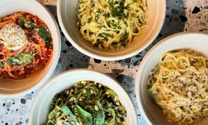 Fyra skålar med pasta, en med röd sås och burrata, en med pesto och pinjenötter, och två med ost och peppar. En hyllning till cucina povera.