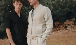 Zwei Männer im lässigen Party-Chic-Look: Einer trägt ein schwarzes Hemd, der andere eine cremefarbene Bomberjacke.