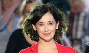 Uśmiechnięta Jolanta Fraszyńska w czerwonej marynarce, znana z wielu filmów, seriali i programów.