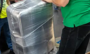 Owijanie walizki folią to prosty sposób, jak zabezpieczyć walizkę przed lotem. Zapewnia ochronę przed uszkodzeniami i otwarciem.