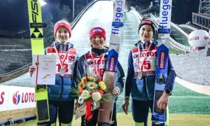 Trzy medalistki zawodów w skokach narciarskich z bukietem kwiatów. Ich waga nie jest kluczowa, liczy się technika i siła.