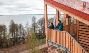 Para szuka widoków na jezioro z wieży widokowej. Romantyczne miejsca w Polsce czekają na odkrycie.