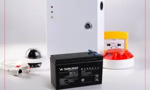 Batterie pour alarme filaire, assurant une longue durée de vie. Composants de sécurité visibles : caméra, sirène, centrale.