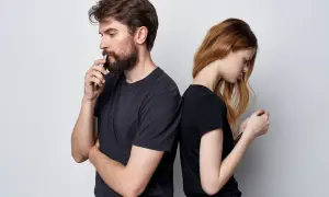 Para zignorowana, odwrócona plecami do siebie, każdy wpatrzony w telefon. Czy milczenie działa na faceta?