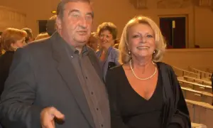 Robert Polak, aktor i mąż Ewy Wiśniewskiej, uśmiecha się do obiektywu.