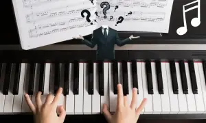 Dziecko gra na pianinie, a nad klawiaturą unosi się garnitur z pytajnikami. Czy to trudny utwór, czy może chodzi o efekt tremolo?