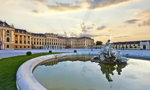 Pałac Schönbrunn z fontanną i rzeźbami. Bilety do tego miejsca warto kupić online.