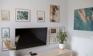 Jak powiesić obrazy nad telewizorem, aby uniknąć błędów i uzyskać efekt wow