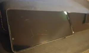 Deux smartphones posés sur une surface en cuir. L'un d'eux, avec un écran en Gorilla Glass Victus 2, présente quelques rayures.
