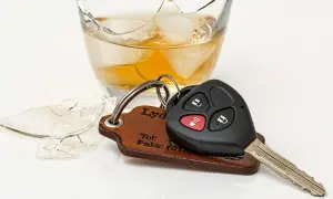 Kluczyki do samochodu leżą obok rozbitej szklanki z alkoholem. Czy adwokat to alkohol? Nie, to symbol niebezpieczeństwa.