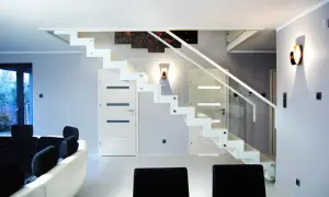 Białe schody z czego zrobić? Najlepsze materiały i ich zalety