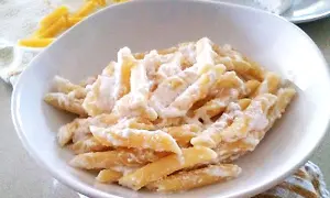 Penne condite con una cremosa salsa di ricotta, un sapore autentico di pasta e ricotta alla pugliese.