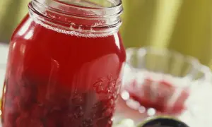 Jak rozrobić spirytus z sokiem malinowym – prosty przepis na domowy napój alkoholowy