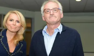 Radzimir Dębski z pierwszą żoną, uśmiechnięta blondynka obok mężczyzny w okularach.