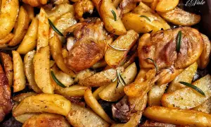 Fusi di pollo al forno con patate dorate e rosmarino, un piatto succulento e profumato, pronto per essere gustato.