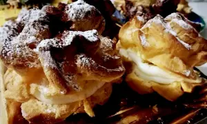 Dolci "teste di turco" con crema soffice e zucchero a velo, un piacere per gli occhi e il palato.