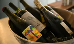 Butelki z winem w wiaderku z lodem. Zastanawiasz się, ile alkoholu można przewieźć samolotem Ryanair?