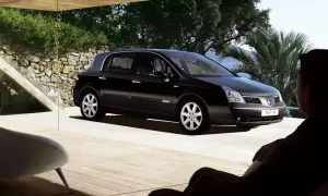 Czarny Renault Vel Satis zaparkowany na tarasie z widokiem na morze. Mężczyzna siedzi w fotelu, podziwiając auto.
