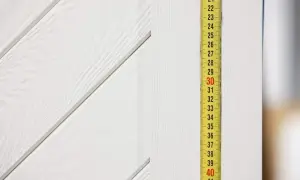 Miarka budowlana pokazuje 30 cm. To pomoże określić, jaki otwór pod drzwi 80 cm będzie potrzebny.