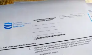 Formularz "Zgłoszenie wodnoprawne" z logo Wód Polskich. Instrukcja podpowiada, jak napisać prośbę do nadzoru wodnego.
