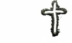 Krzyż z zielonego proszku, symbolizujący życie i wiarę, na tle pustki. Czy inseminacja może być zgodna z naukami kościoła?