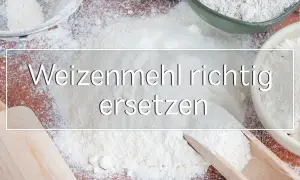 Mehlhaufen mit Sieb und Holzschaufel. Hier erfährst du, wie du Weizenmehl richtig ersetzen kannst, auch wenn du kein Mehl Typ 00 vergleichbar hast.