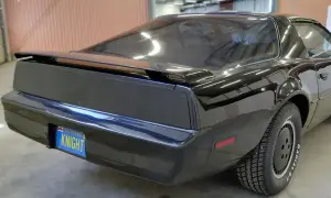 Svart knight rider bil med registreringsskylten "KNIGHT". En ikonisk bil redo för äventyr.