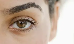 Piękne brwi permanentne microblading, podkreślające naturalne piękno oka.