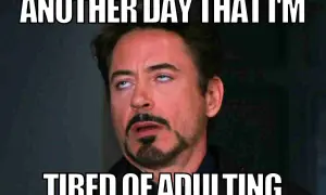 Tony Stark z przewracającymi się oczami, tekst: "Kolejny dzień, kiedy mam dość dorosłości". Typowe memy 18.