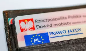 Portfel z dowodem osobistym i prawem jazdy. Ile zdjęć do prawa jazdy potrzebujesz, by mieć te dokumenty?