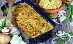 Zwiebel Sahne Schnitzel, überbacken mit Käse, daneben Spätzle, Zwiebeln und Pilze.